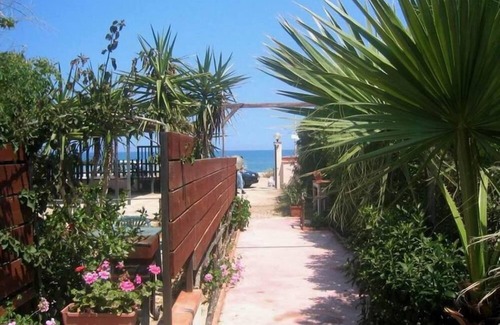 Campofelice di Roccella Villa | BEACHSIDE & SEAFRONT villa at ONLY 20 meters FROM the BEACH - 2 bathrooms - 7 persons + airconditioning