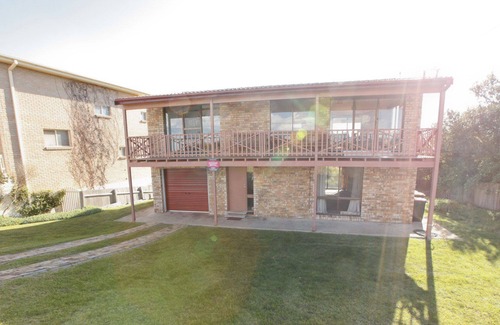 Bermagui House | Beachside - 39 Scenic Drive- Across from the beach,