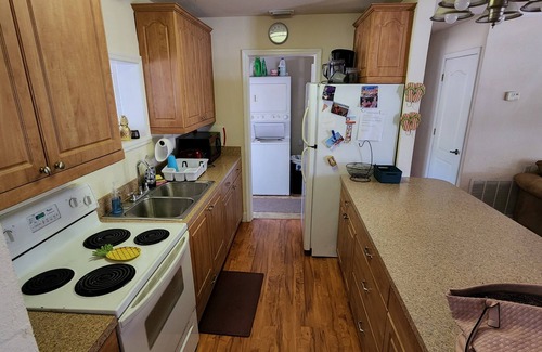 Indialantic House | Beachside Beach Retreat-Walk to the beach!(Pet-friendly)