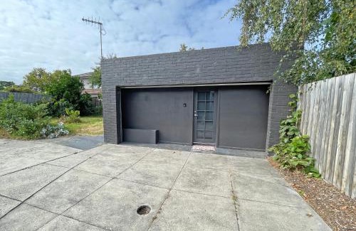 Parkdale Apartment | Beachside Compact Backyard Cabin near Mentone