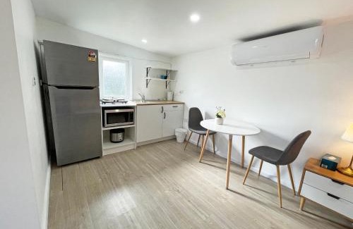 Parkdale Apartment | Beachside Compact Backyard Cabin near Mentone