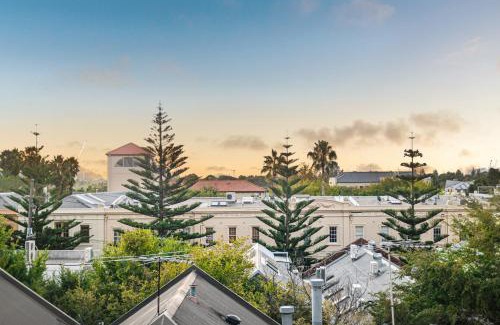 Port Melbourne Apartment | Beachside Gem with Gorgeous Views & Cafes Steps Away!
