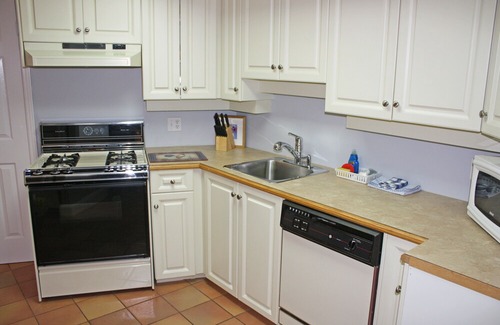 Davis Bay Cottage | Beachside Ocean Vista Suite, Waterfront, Hot Tub, Beach