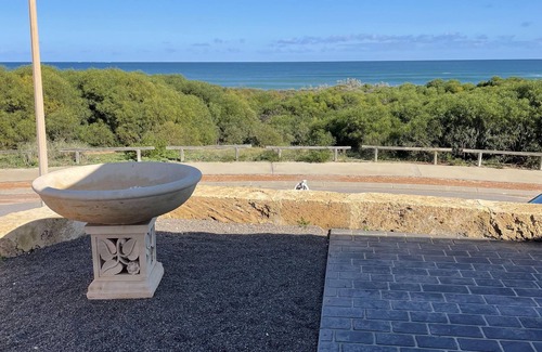 Dongara Apartment | Beachside private self contained 2 bedroom unit *Netflix * Nespresso *