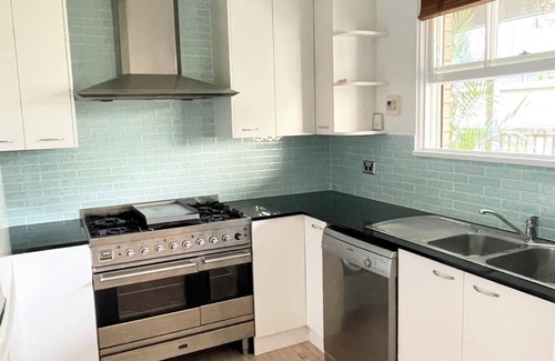 Mona Vale House | Beachside townhouse at Mona Vale beach, spacious and modern, footsteps to beach