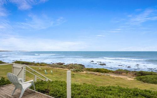 Middleton House | Beachy 62 Ocean Parade Middleton - No Linen Included
