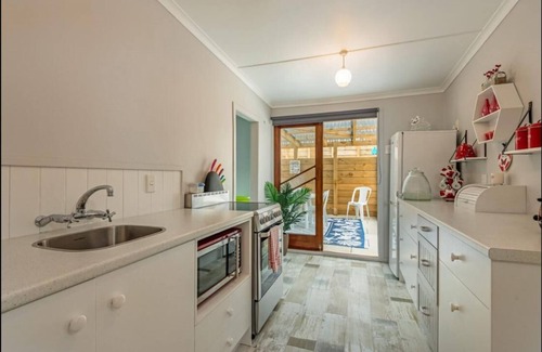 Foxton Beach House | Beachy Bach - With Brand New Spa Pool!