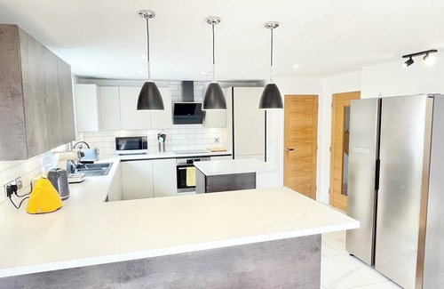 Newquay Cottage | Beachy Chic Cottage 7 mins to Beach, Sleeps 6, EV charger, Parking x 2, Garden