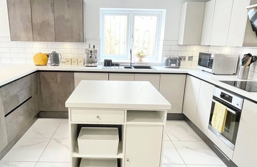 Newquay Cottage | Beachy Chic Cottage 7 mins to Beach, Sleeps 6, EV charger, Parking x 2, Garden
