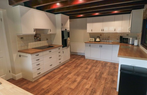 Burniston Cottage | BEACONSFIELD COTTAGE, family friendly, with a garden in Scalby