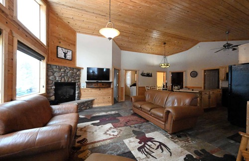 Island Park Cabin | Bear Bungalow | Sleeps 10 | 23 Minutes to Yellowstone