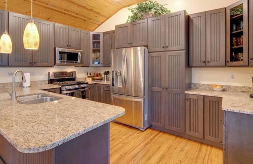 Lake Lure Cabin | Bear Creek Retreat n~Lake Lure~nBook Now: Fall Leaves, Apples & Crisp Air!