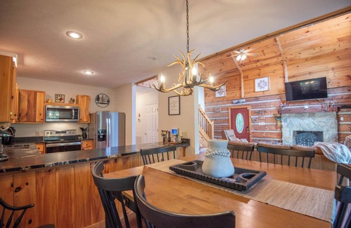 Grassy Creek Cabin | Bear Haven w/Fire pit + Community Pond Access + Pool Table + Dog Friendly + MORE