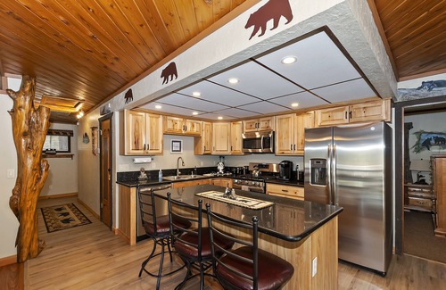 Big Bear City Cabin | Bear Hug Lodge-Spa/BBQ/Game/Fitness rooms. Short distance from lake and hiking.