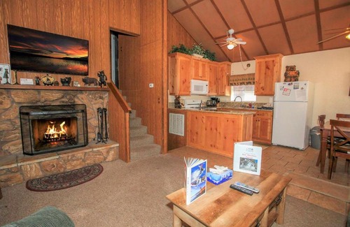 Moonridge House | Bear Mountain Retreat - Walk to the Zoo or catch the shuttle to the slopes! Darts & arcade machine!
