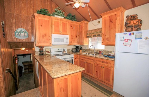 Moonridge House | Bear Mountain Retreat - Walk to the Zoo or catch the shuttle to the slopes! Darts & arcade machine!