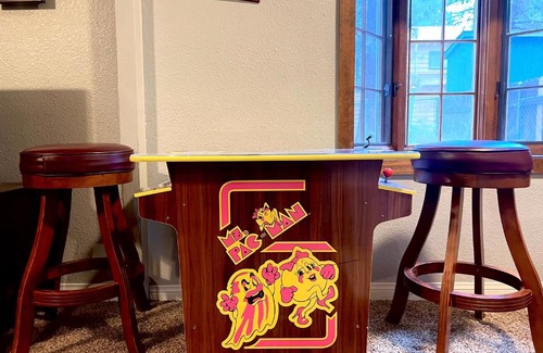 Moonridge House | Bear Mountain Retreat - Walk to the Zoo or catch the shuttle to the slopes! Darts & arcade machine!