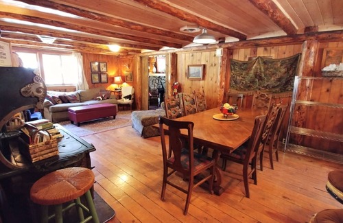 Red River Cabin | Bear Run - Walk to Main Street - Rustic Cabin - Free WiFi - Washer/Dryer - Wood