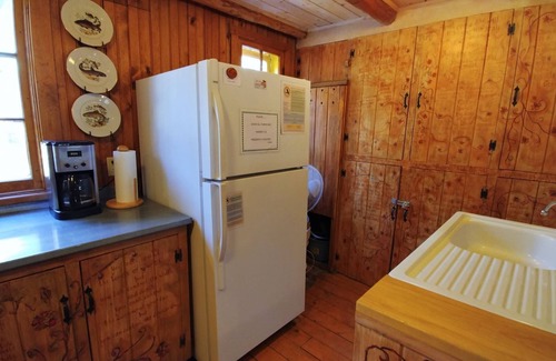 Red River Cabin | Bear Run - Walk to Main Street - Rustic Cabin - Free WiFi - Washer/Dryer - Wood