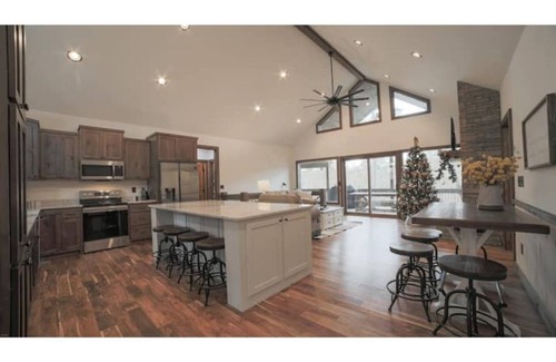 Ellijay Cabin | Bearfoot on the River | NEW | Hot Tub | Movie Room