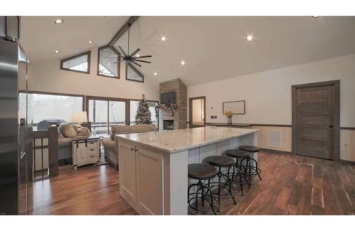 Ellijay Cabin | Bearfoot on the River | NEW | Hot Tub | Movie Room