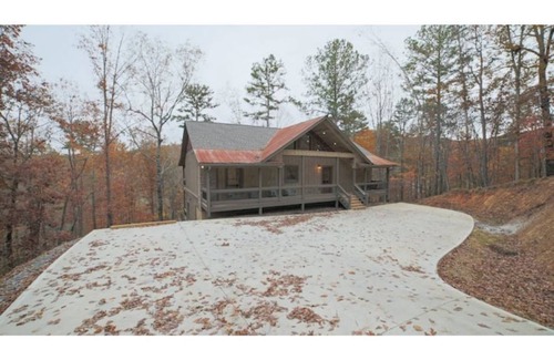 Ellijay Cabin | Bearfoot on the River | NEW | Hot Tub | Movie Room