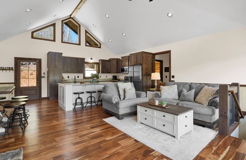 Ellijay House | Bearfoot on the RivernNew spacious cabin w/Hot Tub, Movie Room and family resort