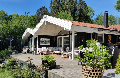 Alsgarde Villa | Beatiful wooden house with own lake, close to the beach.