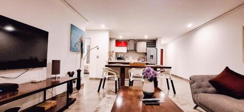 North Ridge Apartment | Beaufort Luxury Hideout, Restaurant, FREE Swimming pools & Gym, 10 mins from Airport, 24-7 Security Guards, Backup Power, Close to Tourist Attractions, City View