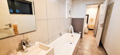 North Ridge Apartment | Beaufort Luxury Hideout, Restaurant, FREE Swimming pools & Gym, 10 mins from Airport, 24-7 Security Guards, Backup Power, Close to Tourist Attractions, City View