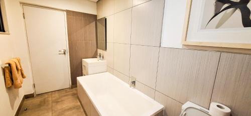 North Ridge Apartment | Beaufort Luxury Hideout, Restaurant, FREE Swimming pools & Gym, 10 mins from Airport, 24-7 Security Guards, Backup Power, Close to Tourist Attractions, City View