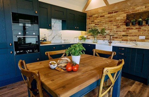 Walton House | Beautiful villa for 2 people with pool, WIFI, hot tub, TV, terrace and pets allowed