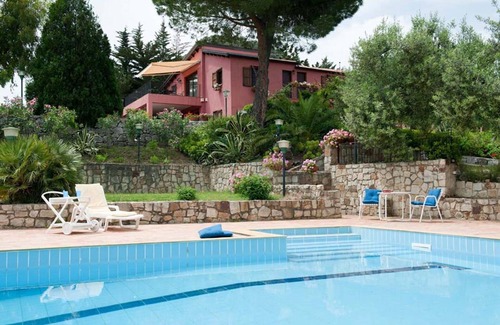 Collesano Villa | Beautiful apartment in villa with pool, WIFI, A/C, TV, terrace and panoramic view, close to Cefa.