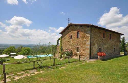 Castelnuovo Berardenga Apartment | Beautiful apartment for 6 guests with WIFI, pool, terrace, pets allowed and panoramic view