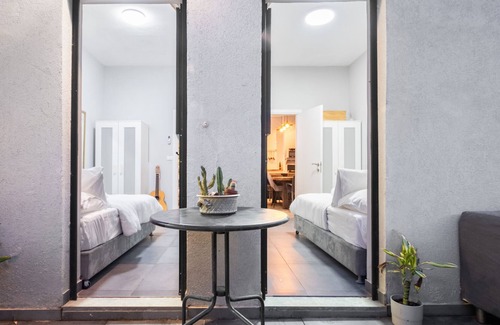 Jaffa Apartment | Beautifu 4bd apartment w garden in Prime Location!