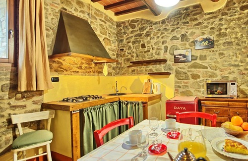 Torre A Castello Apartment | Beautiful apartment for 3 guests with WIFI, pool, pets allowed and panoramic view