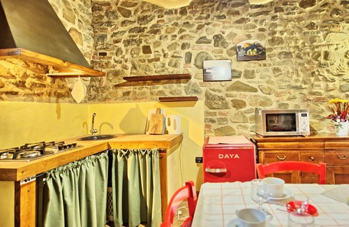 Torre A Castello Apartment | Beautiful apartment for 3 guests with WIFI, pool, pets allowed and panoramic view