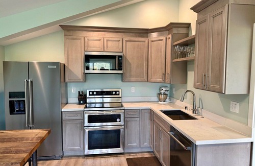 Napa Apartment | Beautiful 1 Bedroom, loft style apartment with private deck on vineyard in Napa.
