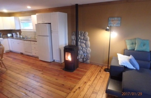 Sorrento House | Beautiful 1bedroom suite 10 minutes away from spectacular Shuswap Lake!