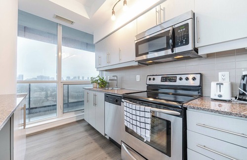 Markham Condo | Beautiful 2 Bed 2 Bath with Parking