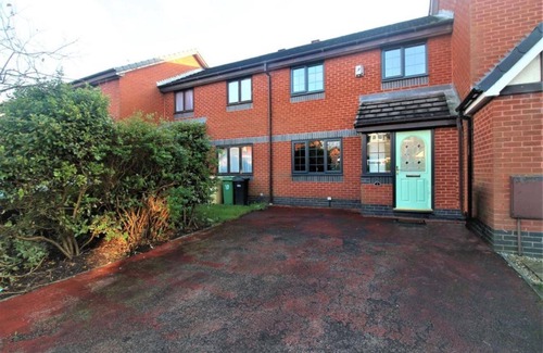 Bolton Apartment | Beautiful 2-bed House in Bolton With Free Parking