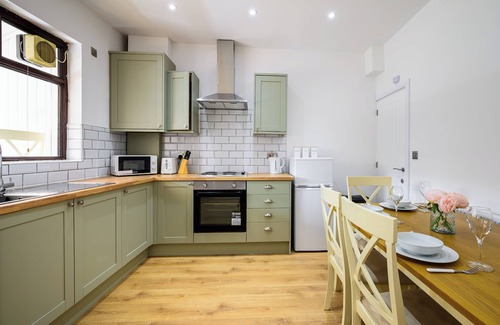 Atherton House | Beautiful 2 Bedroom Family Home in Atherton, Free parking