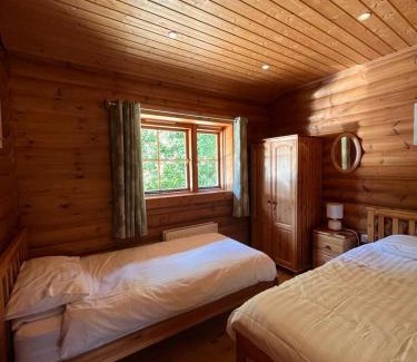 Aymestrey Apartment | Beautiful 2 Bedroom Log Cabin With Private Hot Tub - Elm