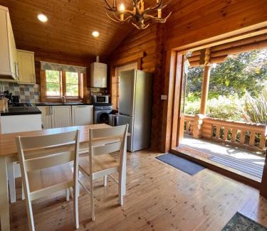 Aymestrey Apartment | Beautiful 2 Bedroom Log Cabin With Private Hot Tub - Elm