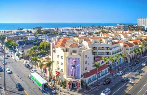 Los Angeles County Condo | Beautiful 2-bedroom condo in Venice Beach with AC, WiFi, secure parking, more