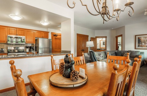 Mammoth Lakes Resort | Beautiful 2 BR/3 BATHS.TOP of the Grand Sierra Lodge!