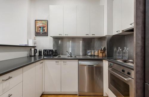 Collingwood Apartment | Beautiful 2-Storey Unit with Balcony near Smith St