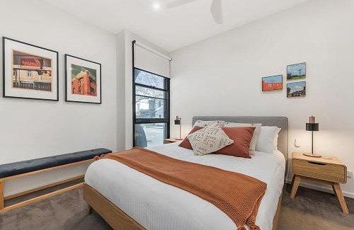 Collingwood Apartment | Beautiful 2-Storey Unit with Balcony near Smith St