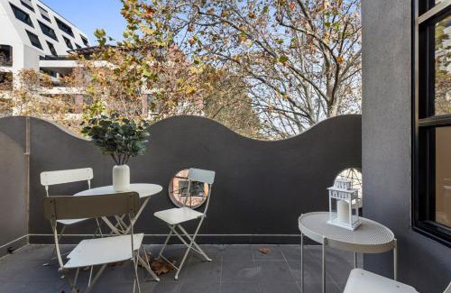 Collingwood Apartment | Beautiful 2-Storey Unit with Balcony near Smith St