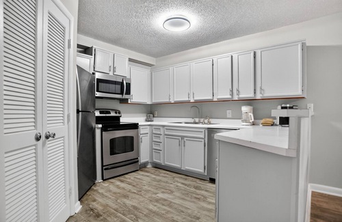 Hilton Head Condo | Beautiful 2BR/2Bath Unit - 1.5 Blocks from the Beach